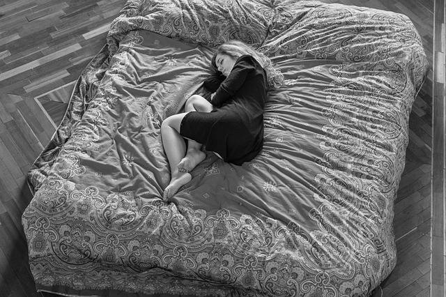žena na posteli
